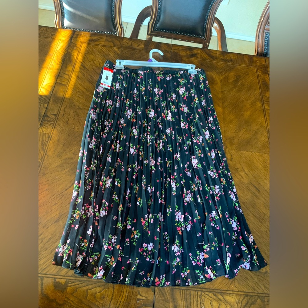Women elegant floral plaited skirt